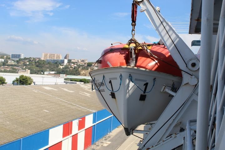 Bateau de sauvetage suspendu photo gratuite