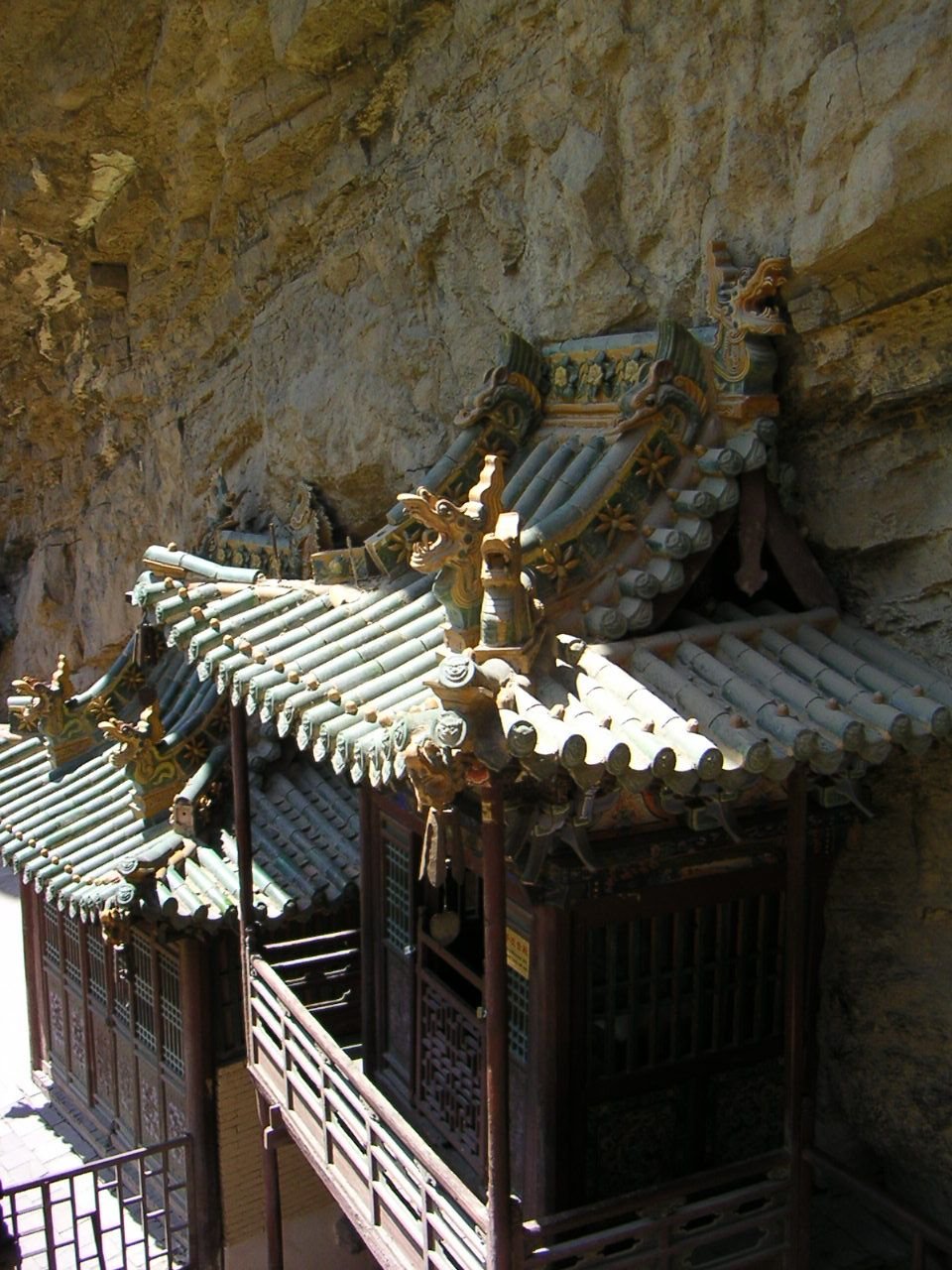 Pagode chinoise suspendue à la montagne, toiture en bambou, Asie photo gratuite