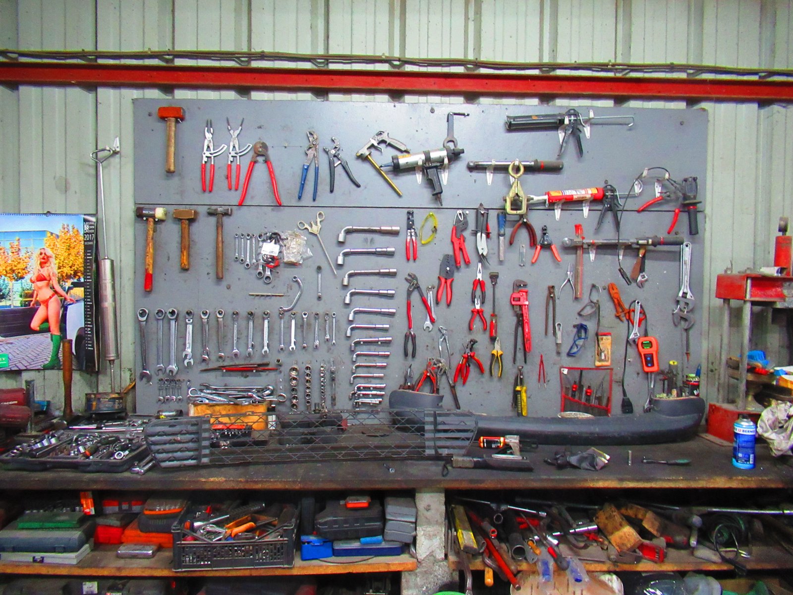 Outils mécanique, de réparation et d'entretien automobile, soigneusement ordonnés dans un atelier photo gratuite - Automechaniker, Reparatur- und Wartungswerkzeuge, ordentlich in einer Werkstatt angeordnet kostenlose Fotos