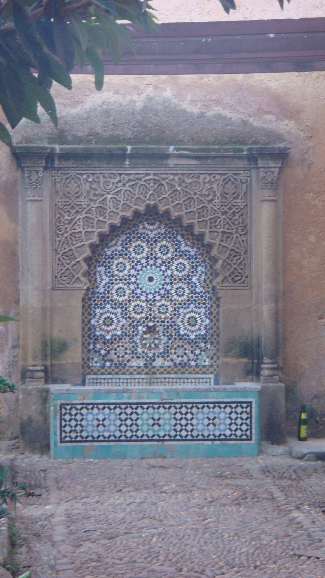 Fontaine traditionnelle marocaine photo gratuite