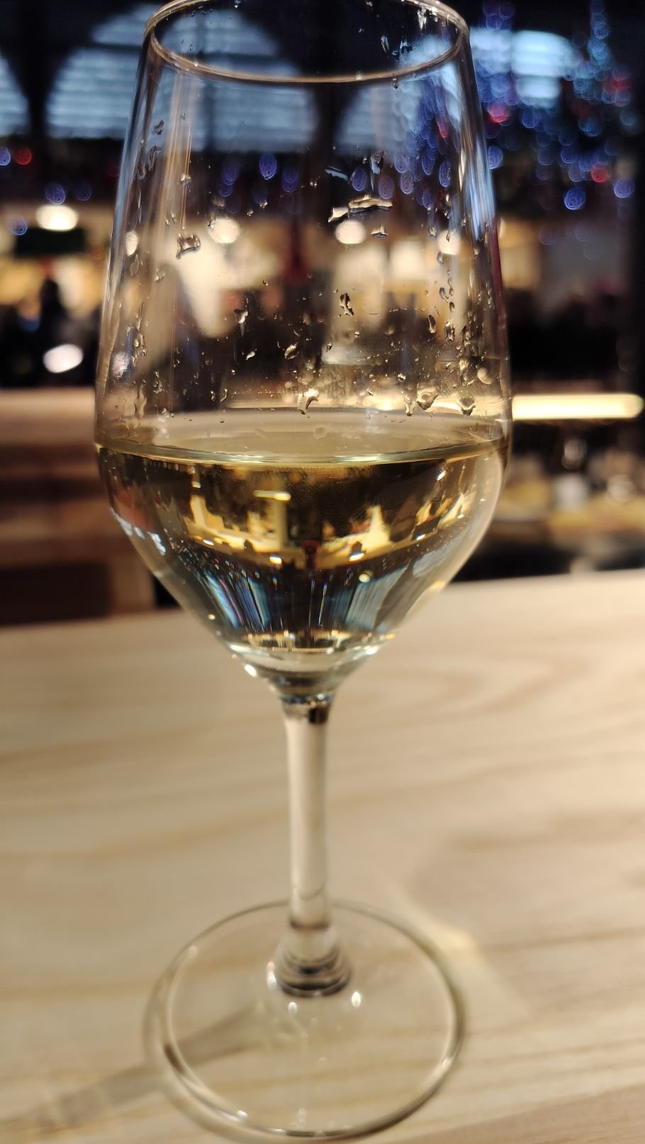 Un verre de vin blanc dans un cadre de restaurant, photo gratuite