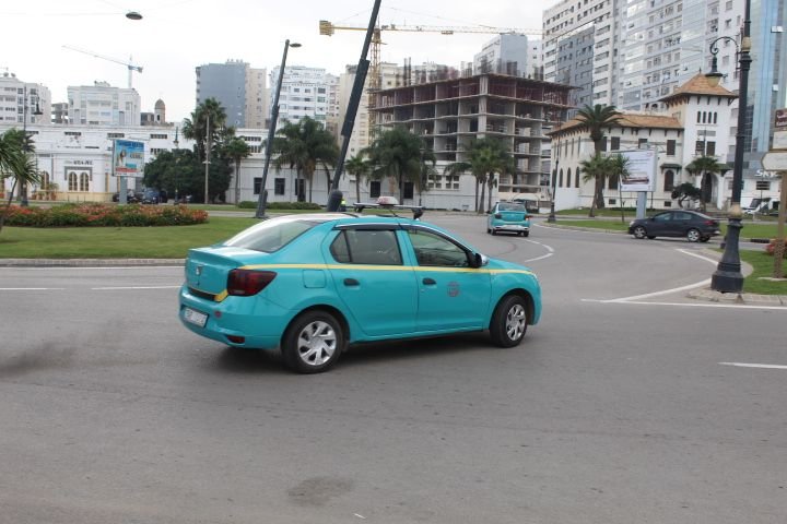 Taxi de Tanger en circulation dans une ville photo gratuite