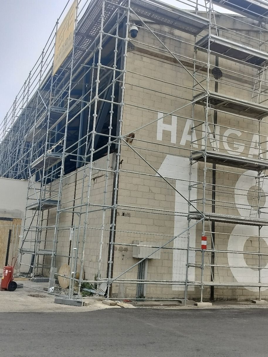 Un bâtiment en construction, photo gratuite