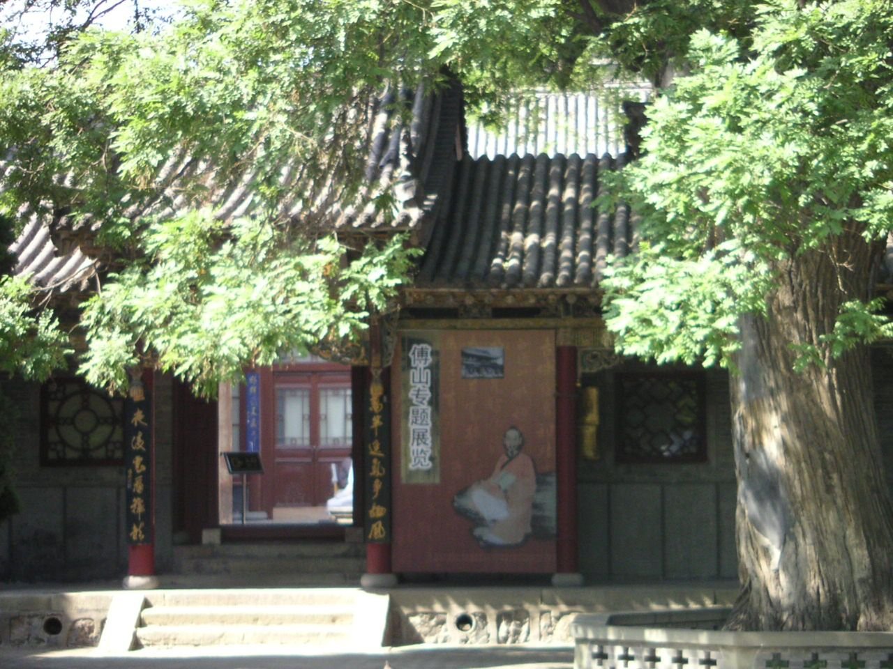 Dessin d'un personnage chinois à l'entrée du temple, Asie photo gratuite
