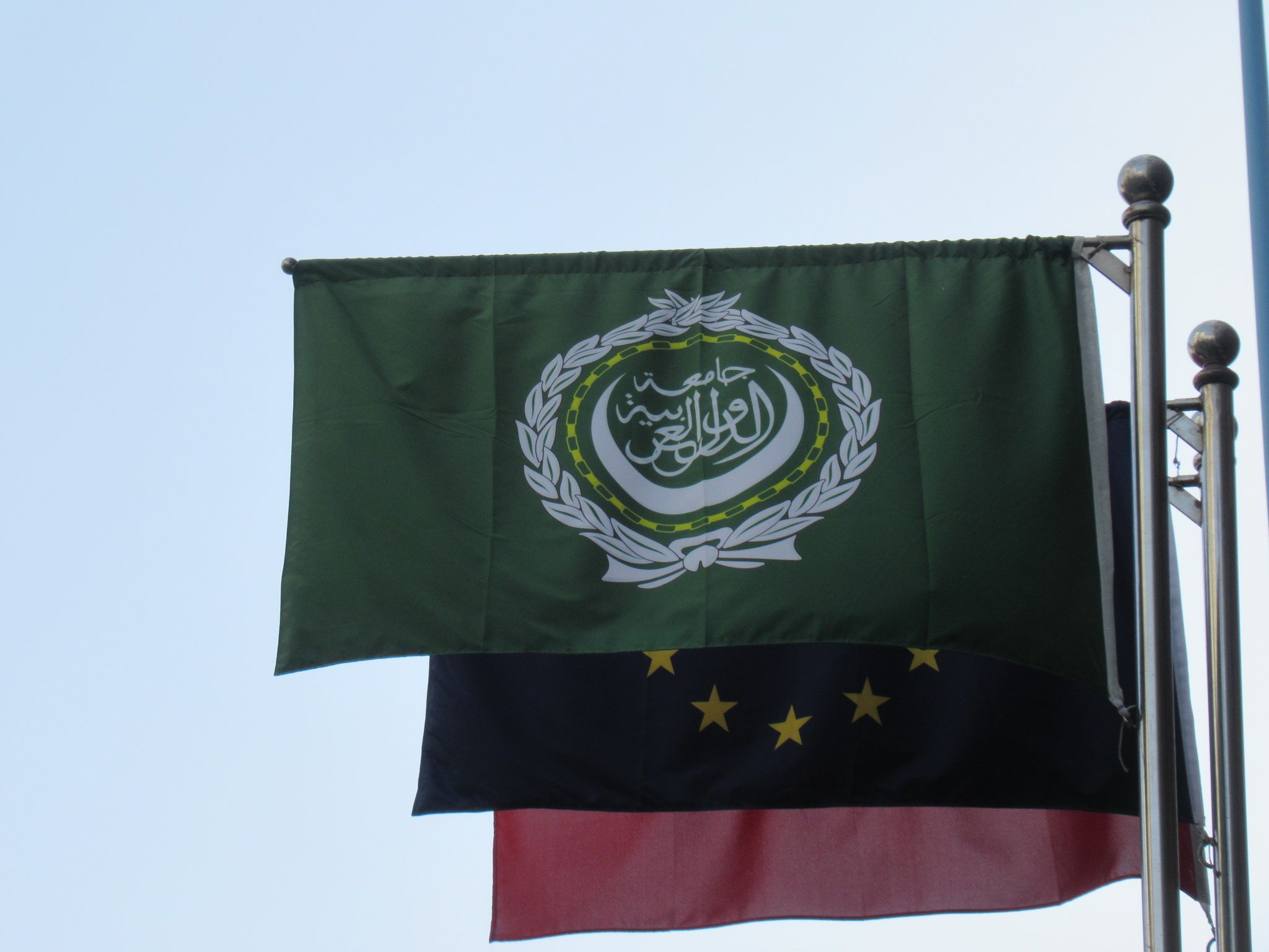 Alignement de drapeaux de la Ligue Arabe de l'Union Européenne et du Maroc photo gratuite - Ausrichtung der Flaggen der Arabischen Liga, der Europäischen Union und Marokkos, kostenloses Foto