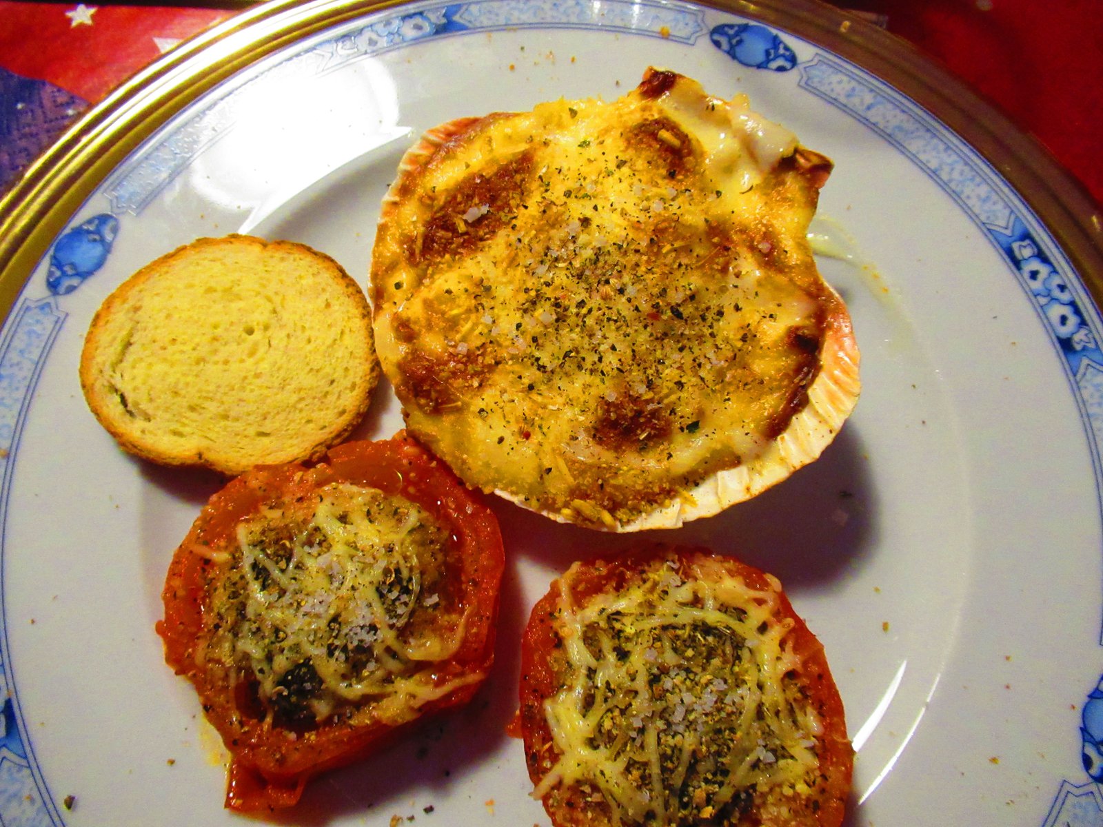 Cuisine française : de la tomate gratinée, coquille Saint-Jacques, un plat gourmet, une recette au four, photo gratuite