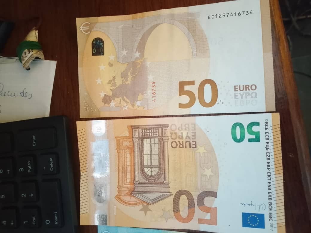 des billets de 50 euro en vue complète photo gratuite