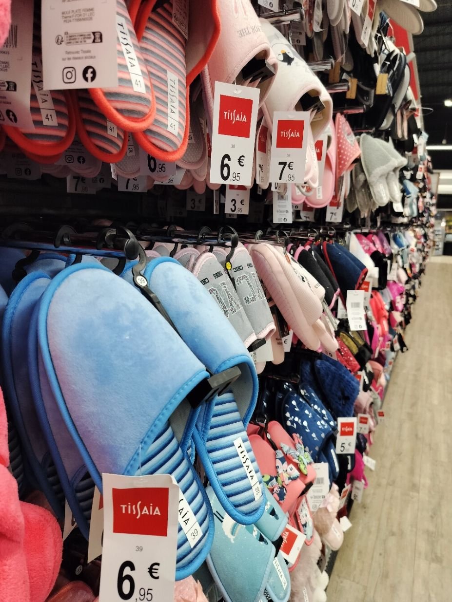 Pantoufles de maison en vente dans un magasin