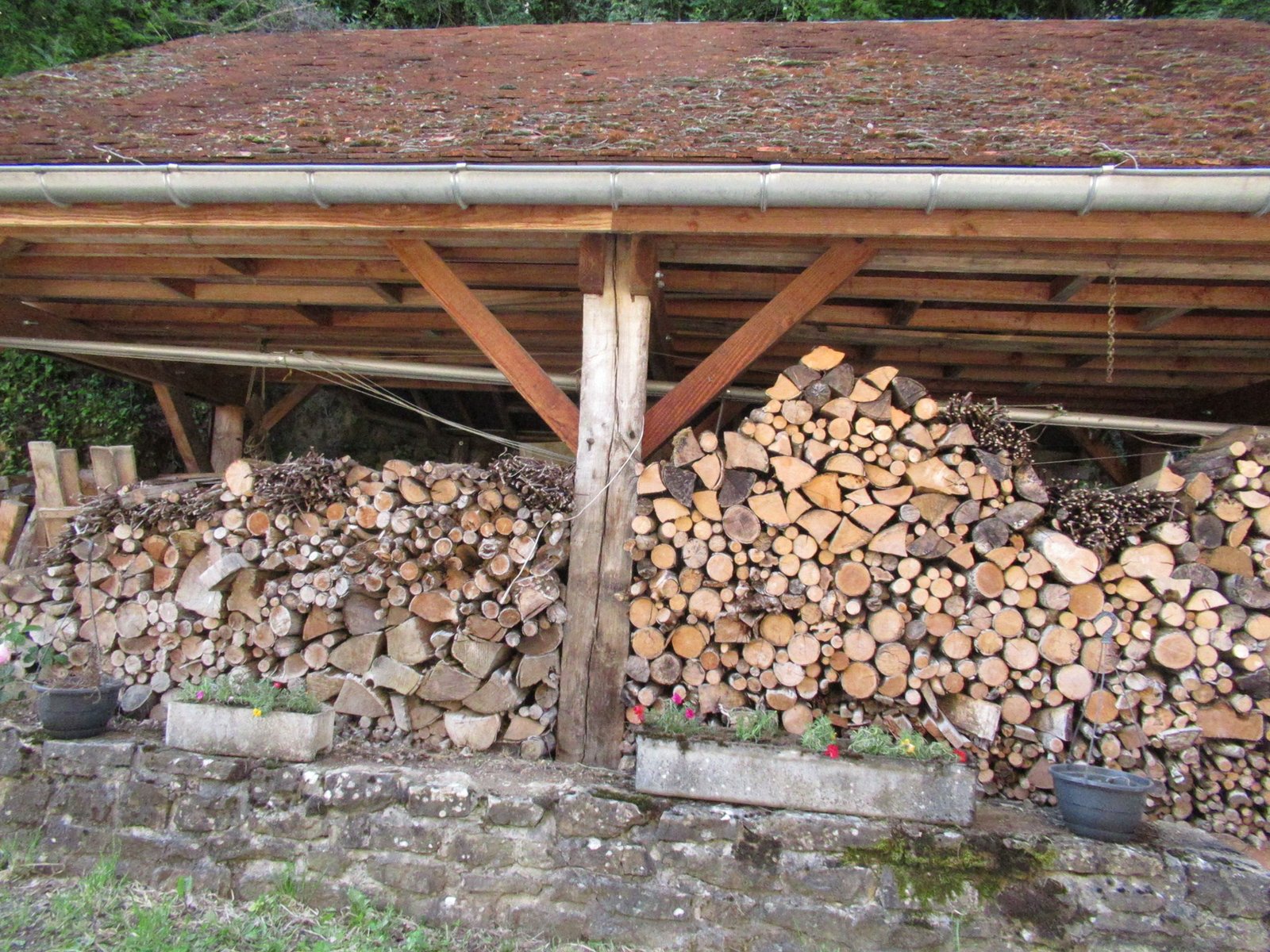Entrepôt extérieur de bois de chauffage