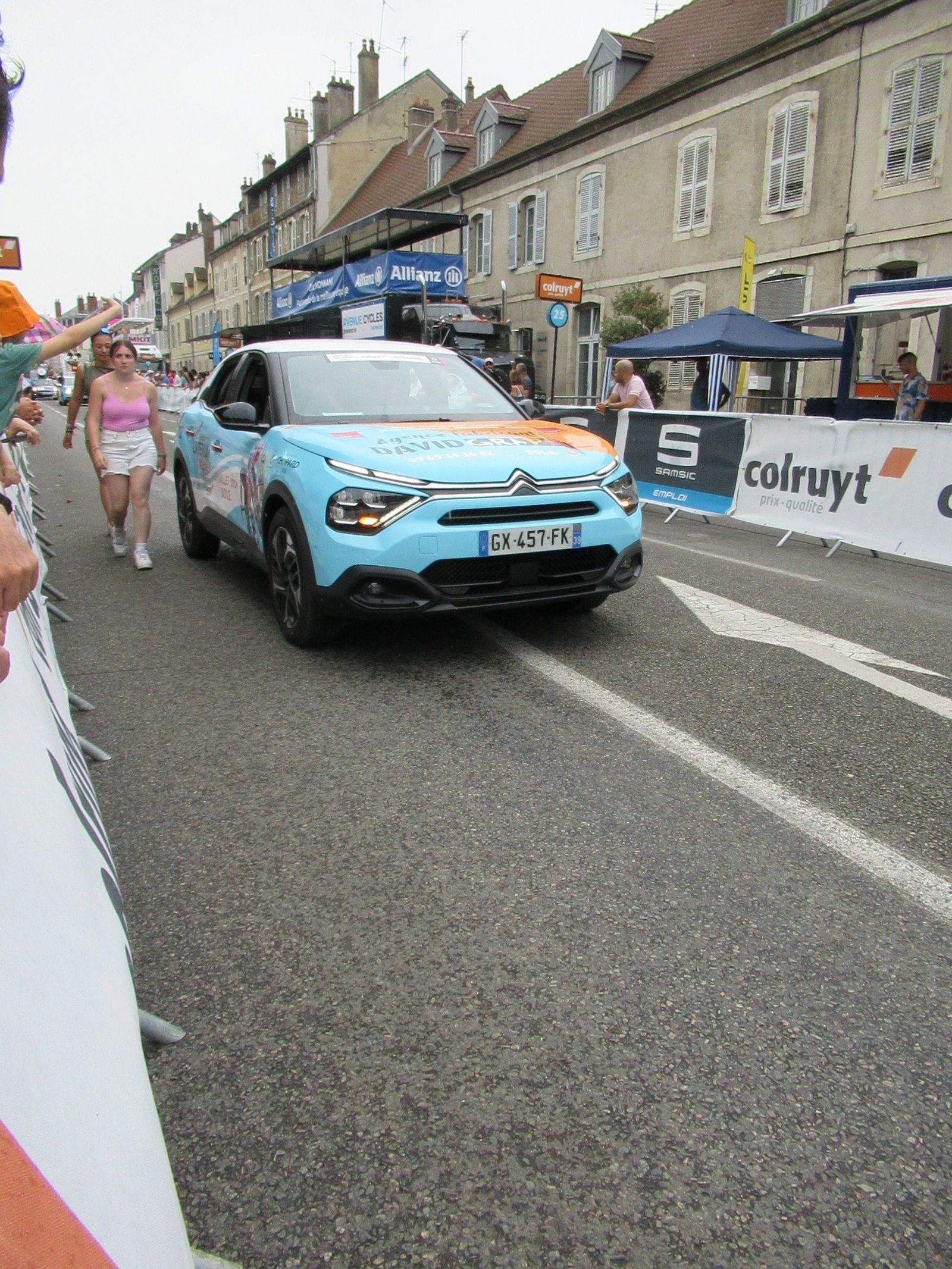 Véhicule de la caravane publicitaire du Critérium professionnel de Dole dans le Jura, Vehículo de la caravana publicitaria del Critérium Profesional de Dole en el Jura