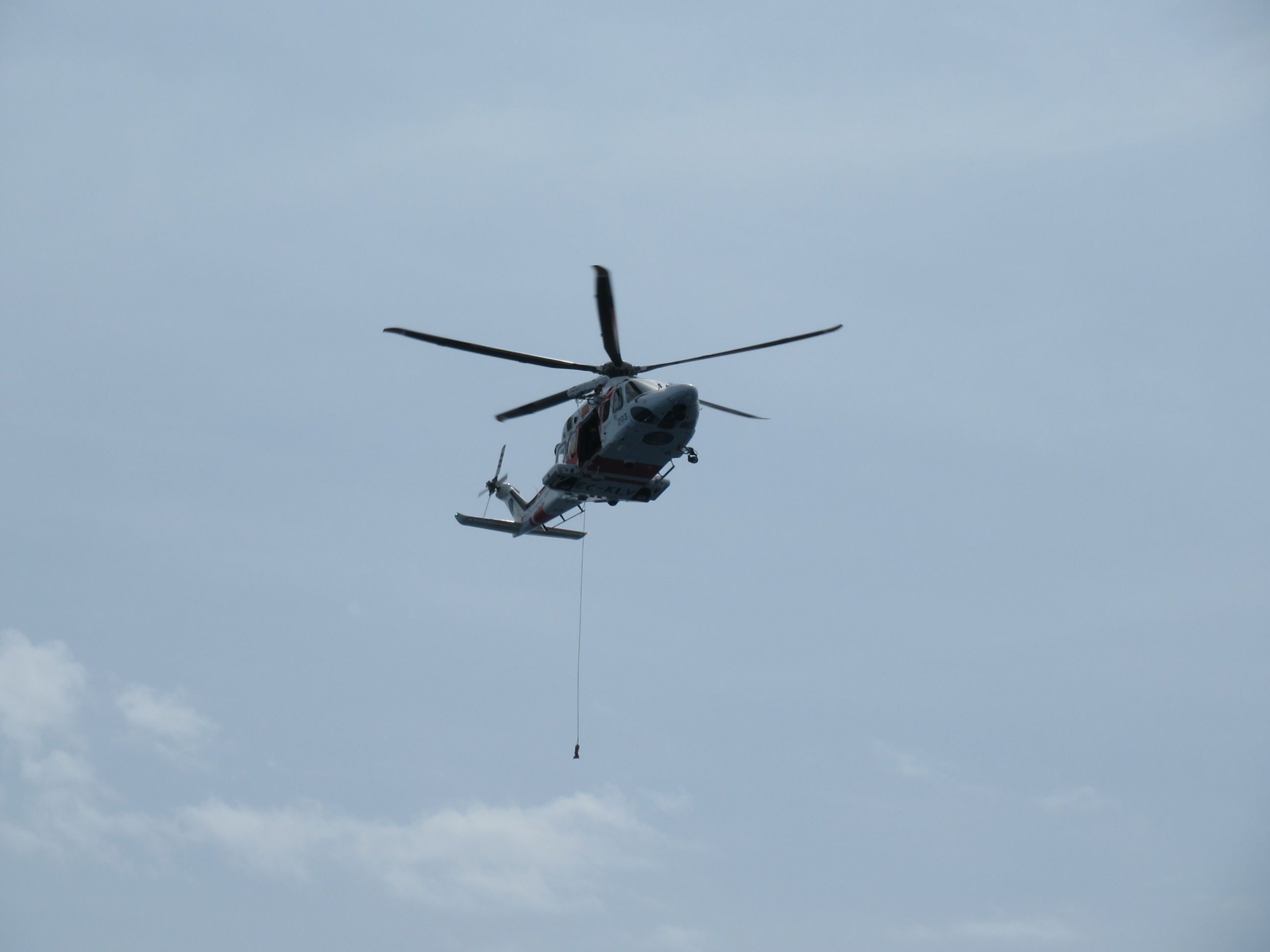 Un hélicoptère en plein vol - Um helicóptero em pleno voo Foto gratuita