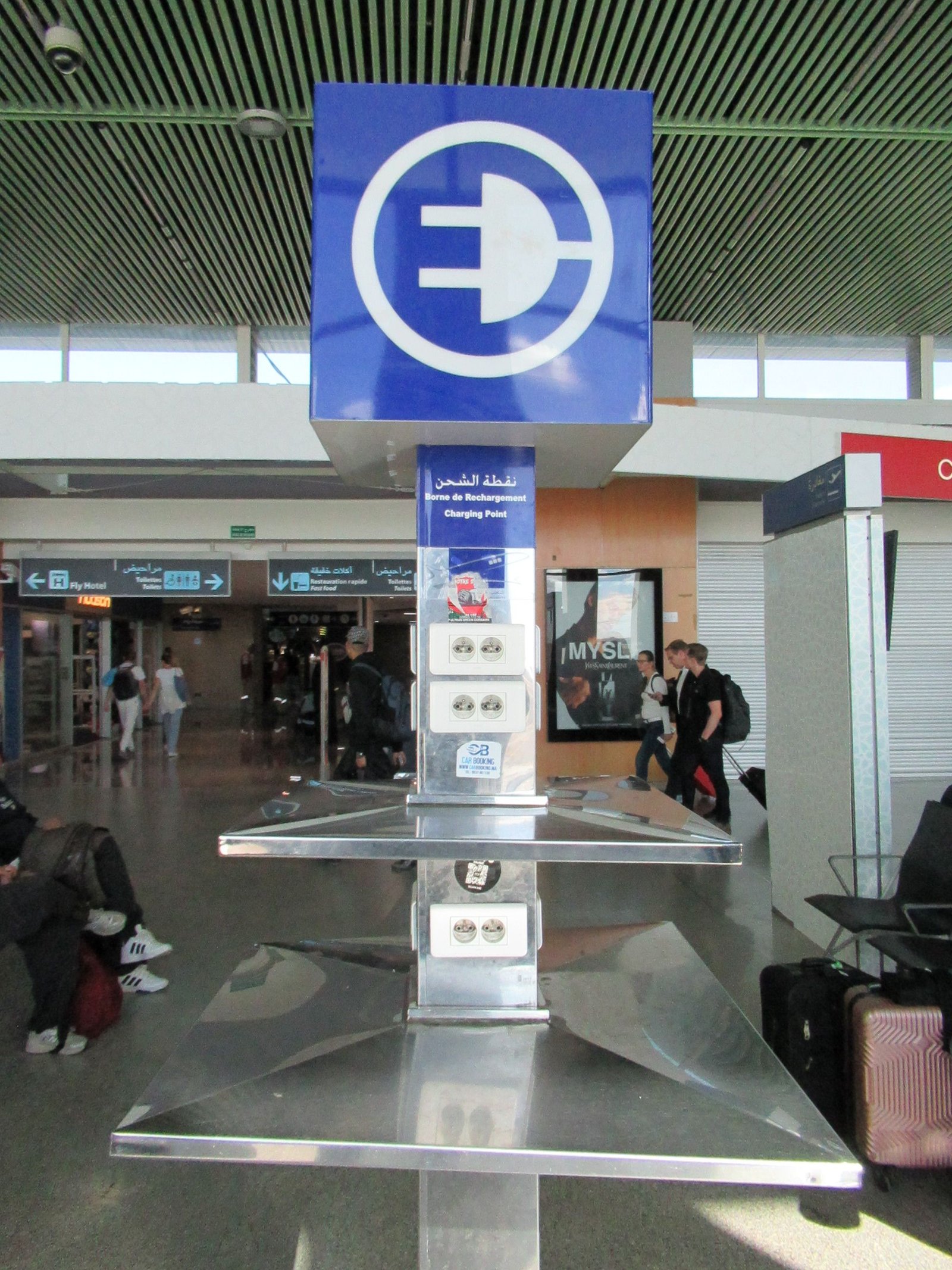 Borne de rechargement à l'aéroport de Casablanca au Maroc