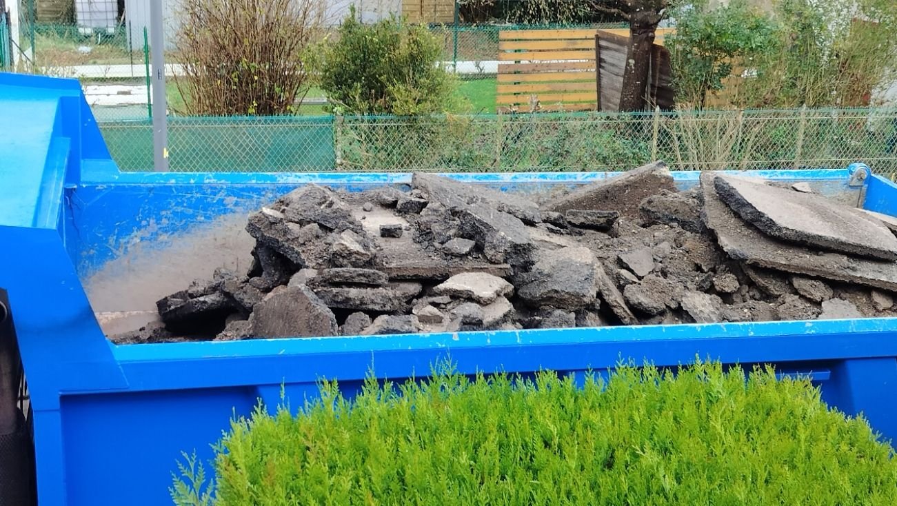 Des morceaux de revêtement d'asphalte cassé dans la benne d'un camion, photo gratuite
