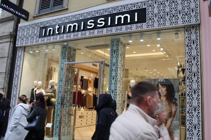 Le magasin Intimissimi, spécialisé dans la lingerie, les sous-vêtements et les vêtements d'intérieur comme les gilets et les pyjamas, pour femmes et hommes, photo gratuite