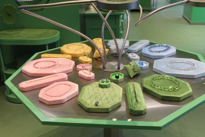 Présentation de bijoux dans un magasin, on y voit des colliers, des bracelets, des boucles d'oreilles et des bagues, photo gratuite