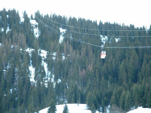 Voyage entre ciel et terre via le téléphérique photo gratuite