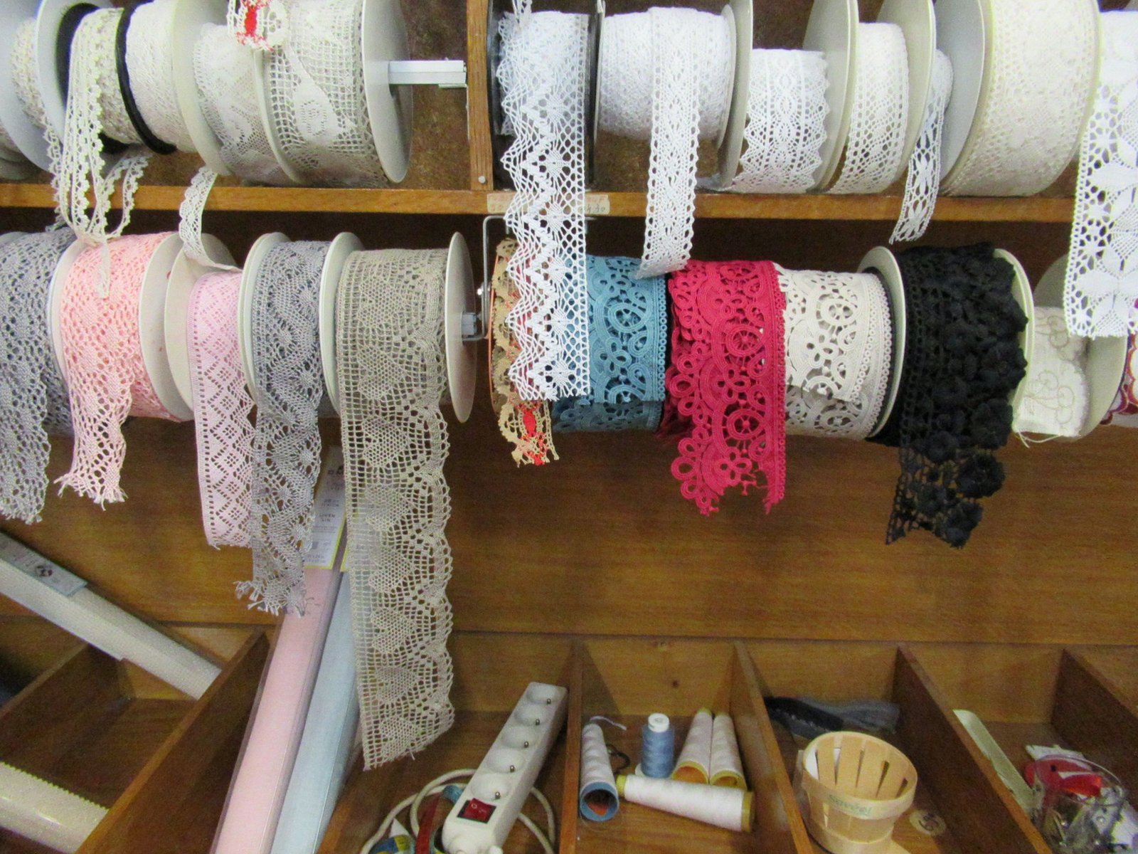 Bandes de dentelle colorées dans une mercerie