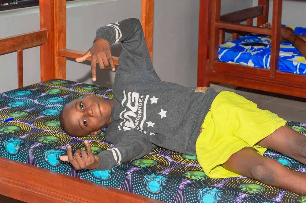 Détente au lit du jeune garçon photo gratuite