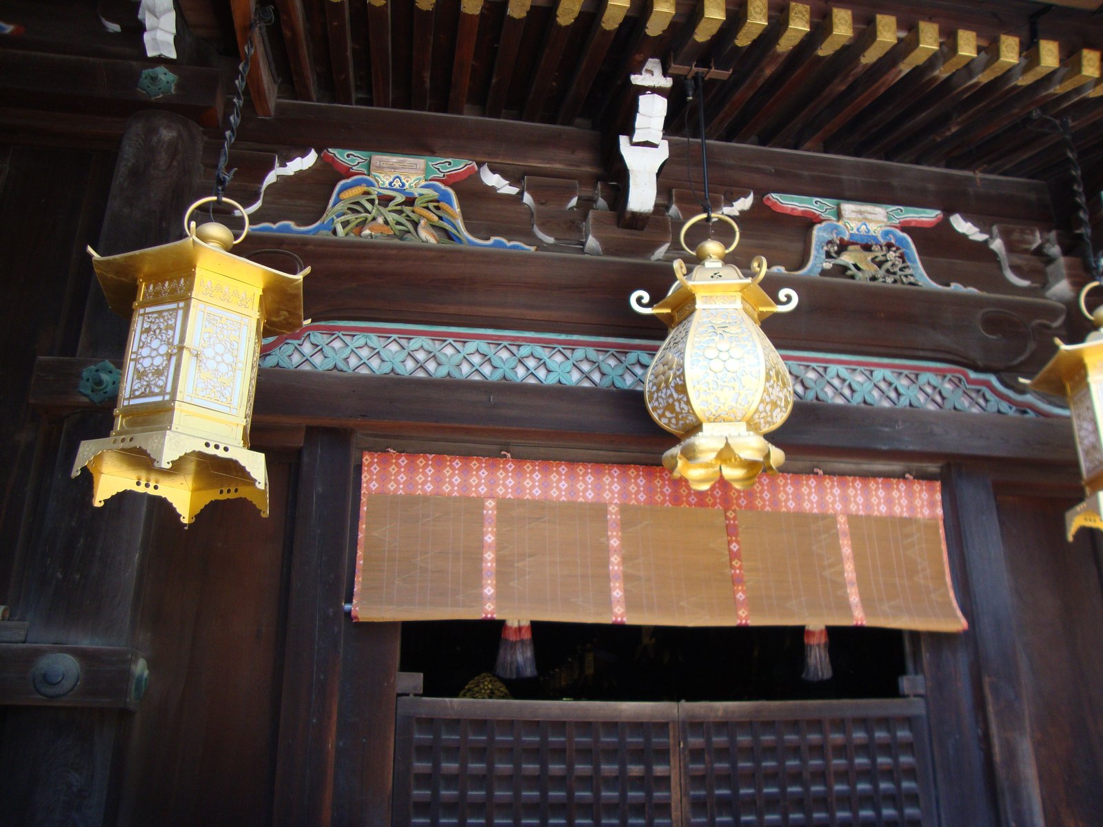 Les lanternes suspendues en métal tsuri-doro sont suspendues à l'avant-toit d'un toit du sanctuaire Shaden du sanctuaire Kitano Tenmangu, Kyôto, Asie, Japon, photo gratuite