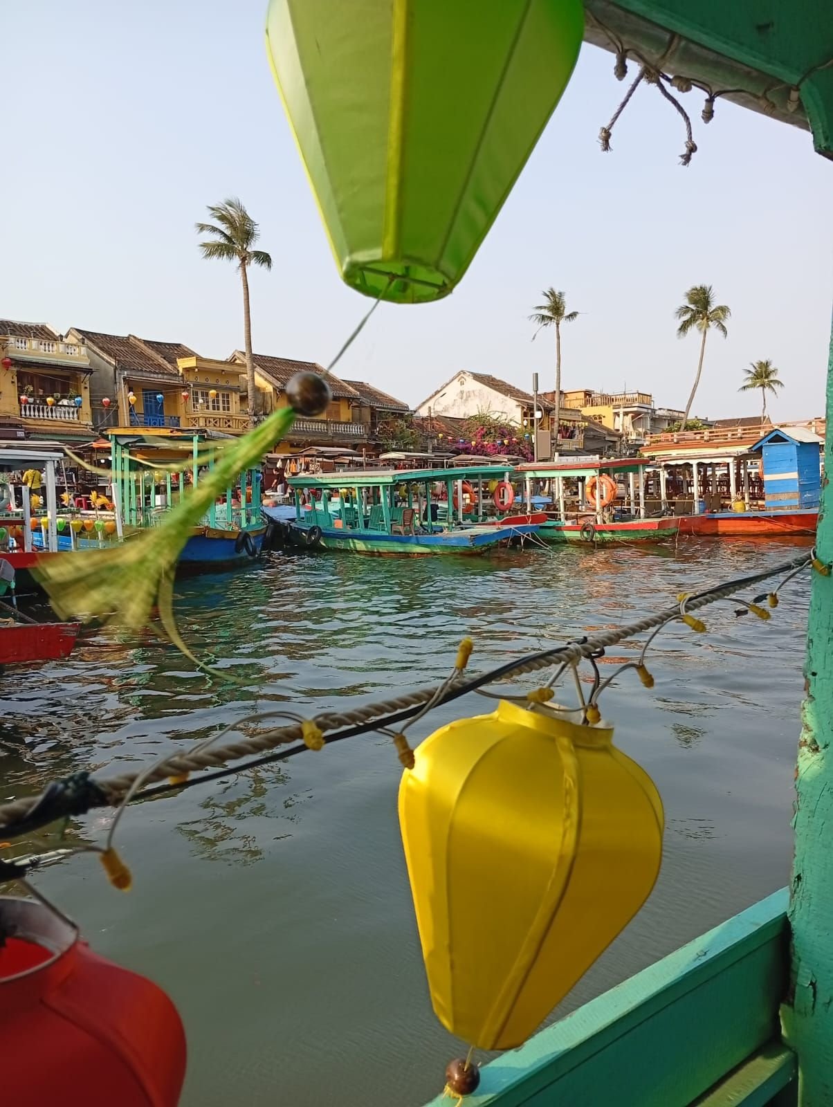 Lanternes suspendues à un bateau, Vietnam, photo gratuite