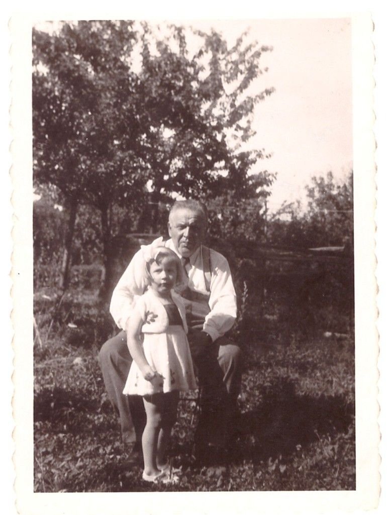 Photo ancienne en noir et blanc d'un homme âgé tenant une fillette image gratuite