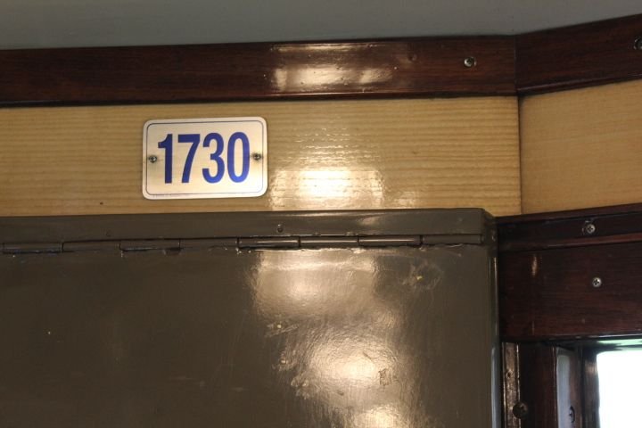 Une plaque portant numéro affiché sur un mur, photo gratuite