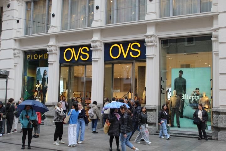 Le magasin OVS, c'est une chaîne de magasins de vêtements italienne qui propose des articles pour femmes, hommes et enfants, photo gratuite