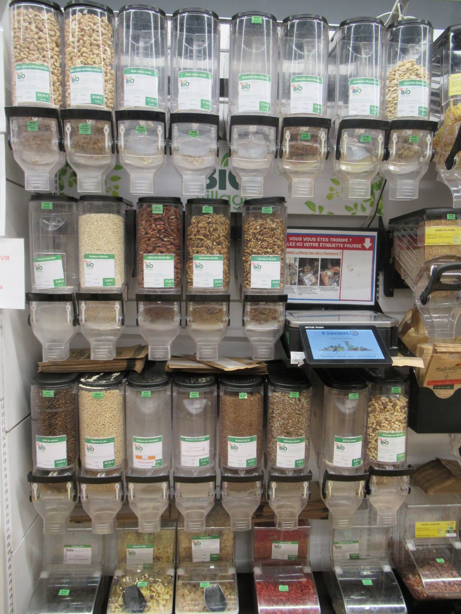 Rayon de produits en vrac de la marque Bio Village dans un supermarché, photo gratuite