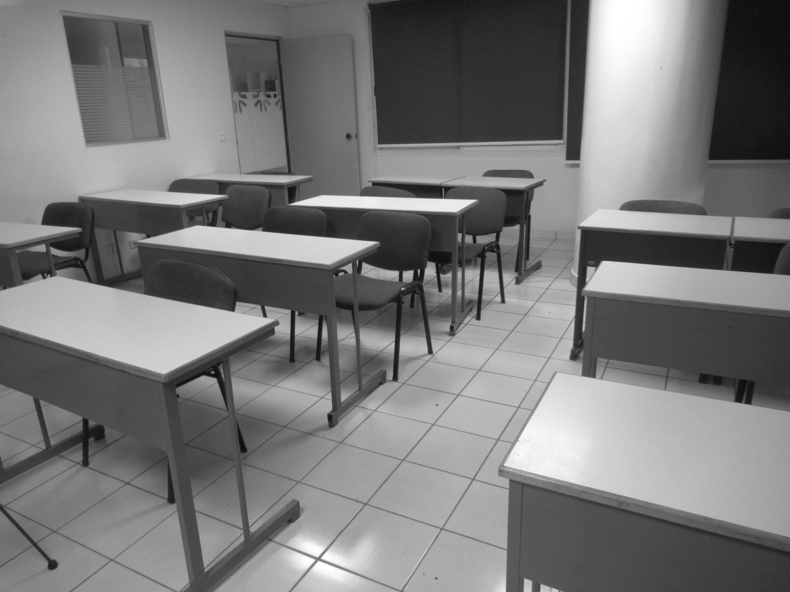 Une salle avec des tables bancs, photo gratuite
