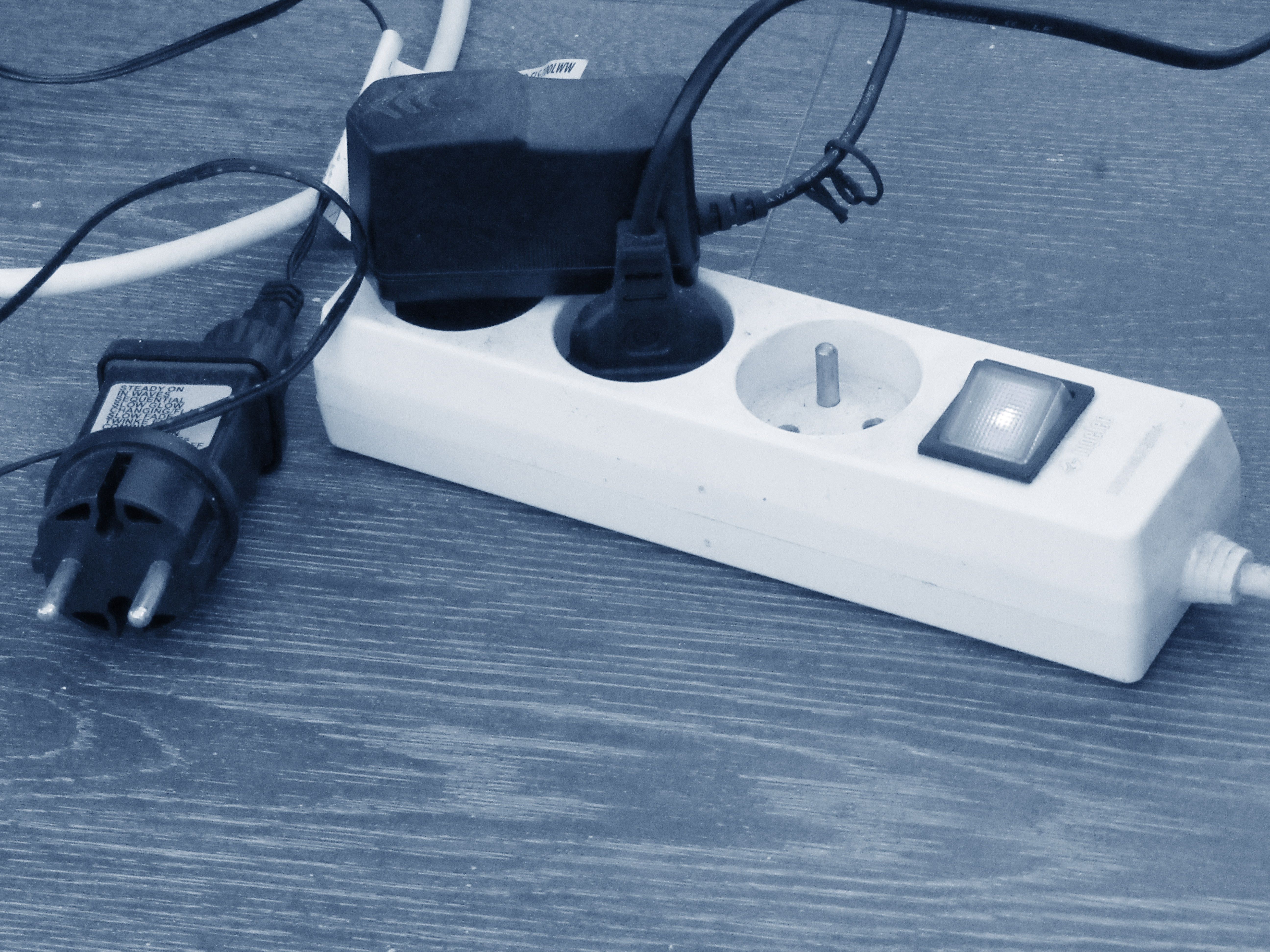Fiches d'alimentation branchées à une rallonge électrique