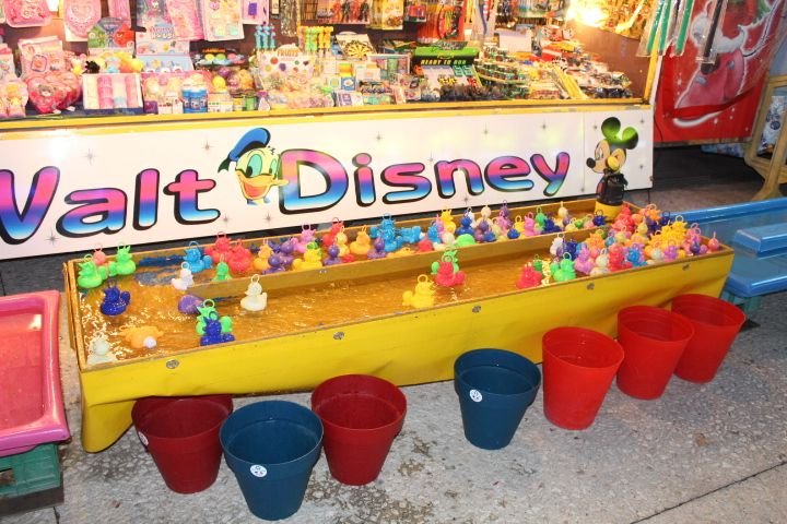 Magie et jeux : pêche aux canards dans l’univers Disney sur une fête foraine photo gratuite