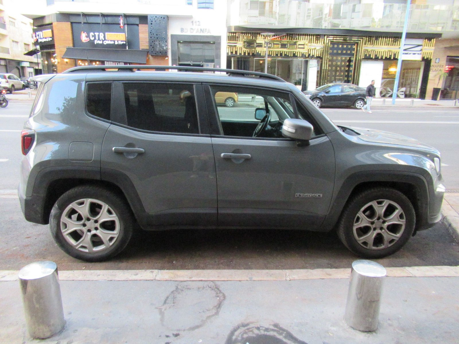 Jeep noire stationnée