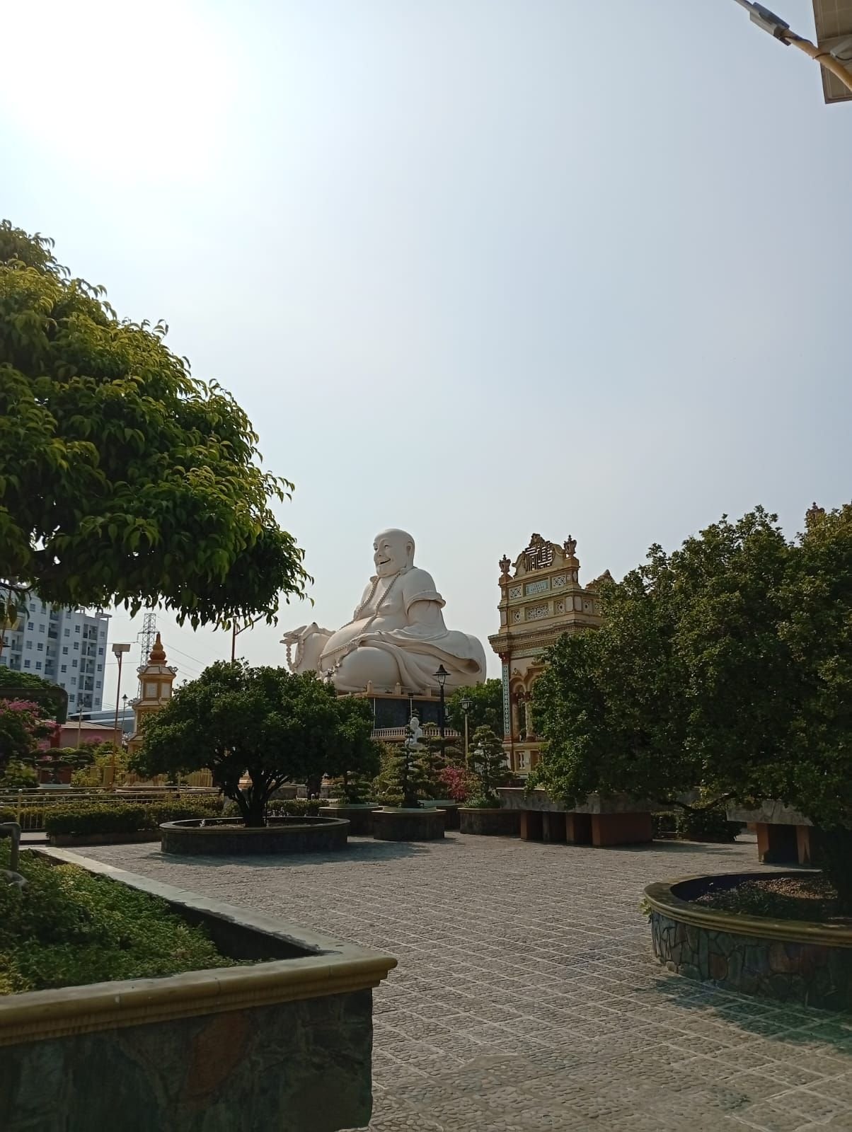 Grande statue de Bouddha dans le jardin, temple Vinh Trang Vietnam, photo gratuite