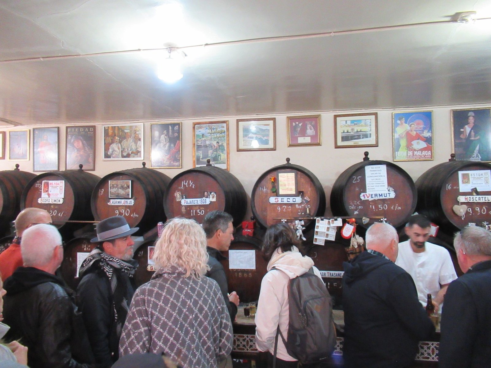 L'intérieur de l'Antigua Casa de Guardia, une taverne historique de Malaga, en Espagne, photo gratuite