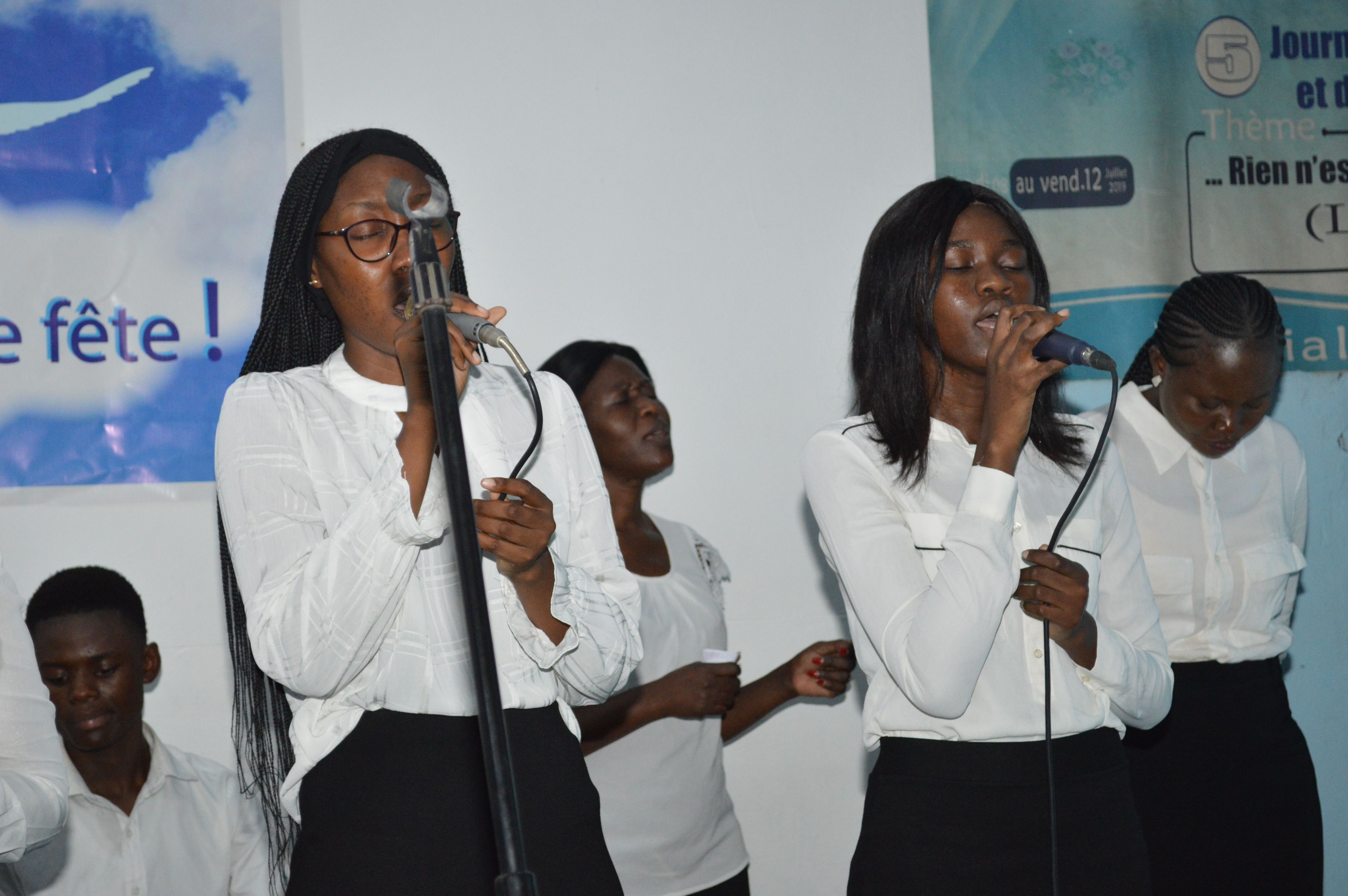 Une chorale chrétienne en pleine adoration