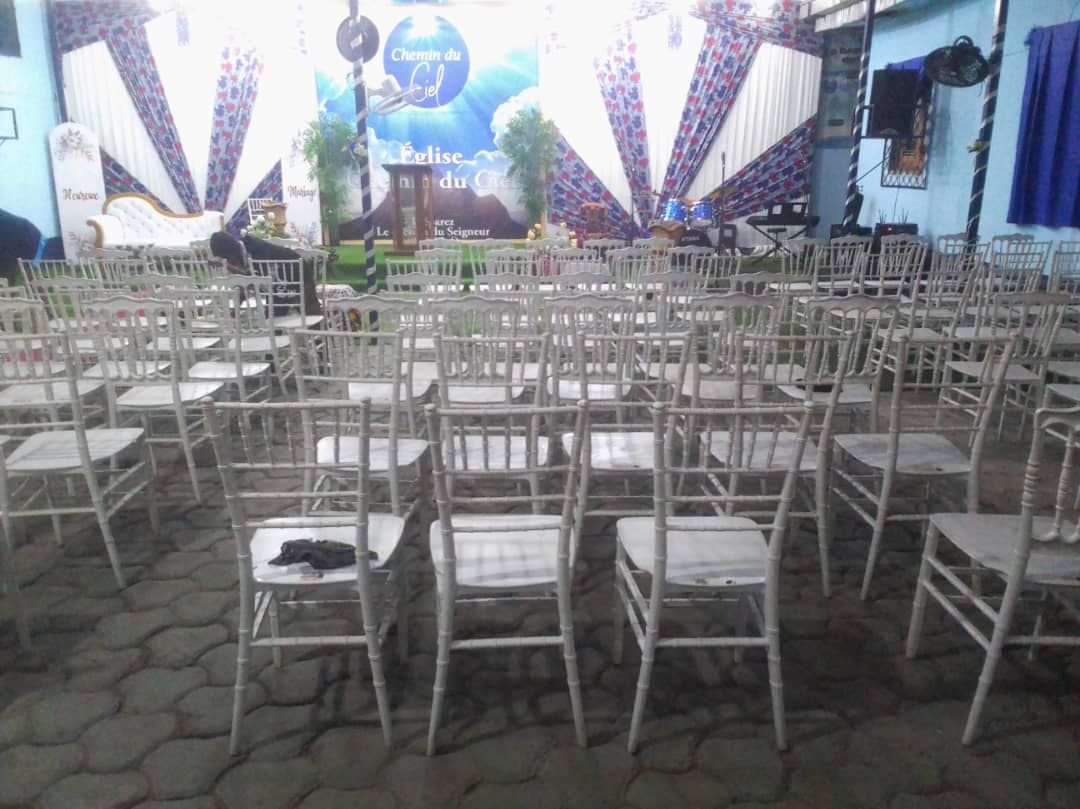 Intérieur d'une église avec disposition des chaises photo gratuite