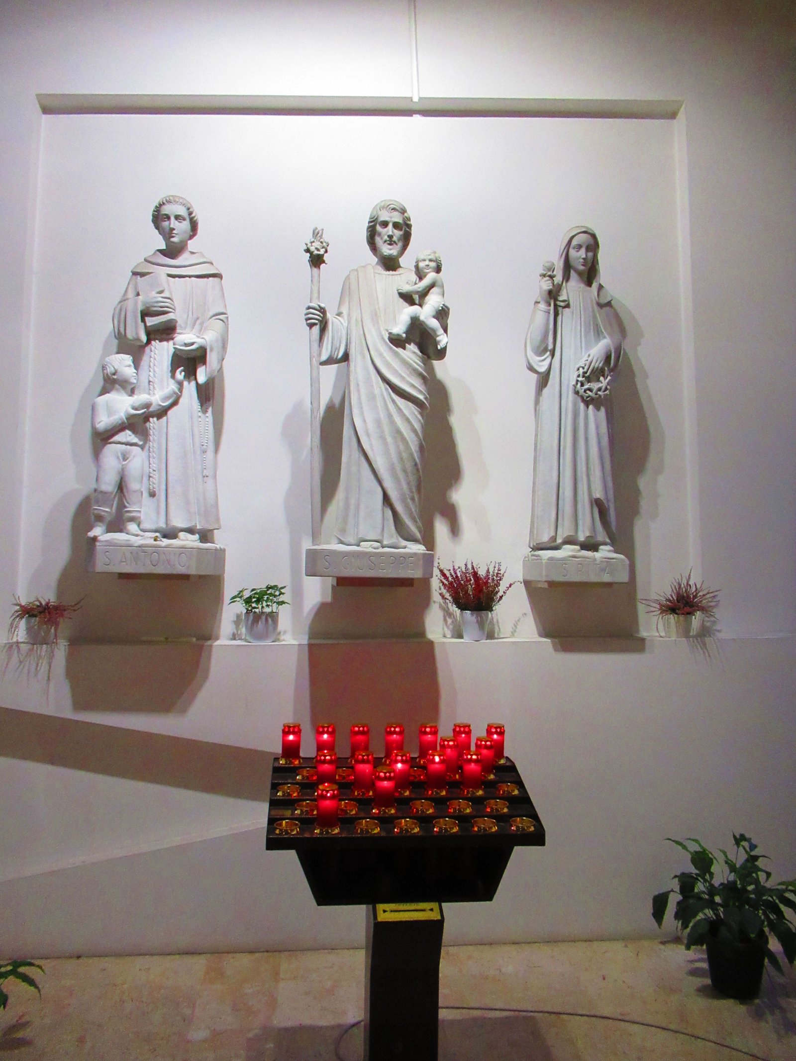 Statues des saints dans une église catholique photo gratuite
