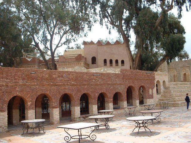 Architecture en pierre et en terre cuite avec des tables à Agadir photo gratuite