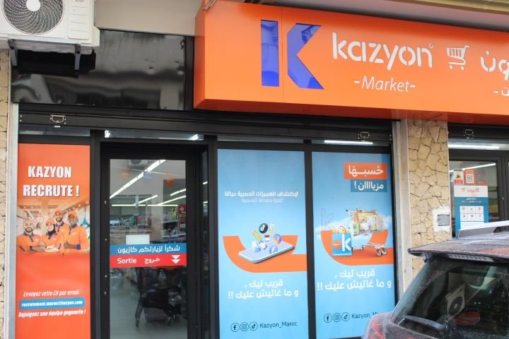 Façade du supermarché Kazyon - Fachada do supermercado Kazyon foto gratuita