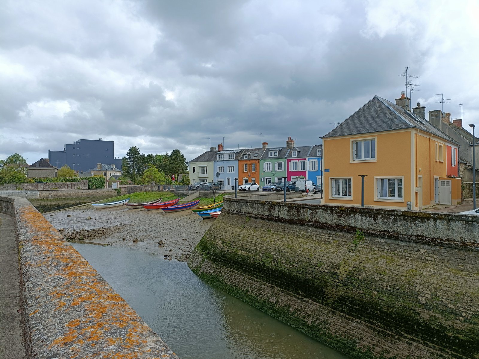 La ville d'Isigny-sur-Mer, une commune située dans le département du Calvados en Normandie, en France, photo gratuite