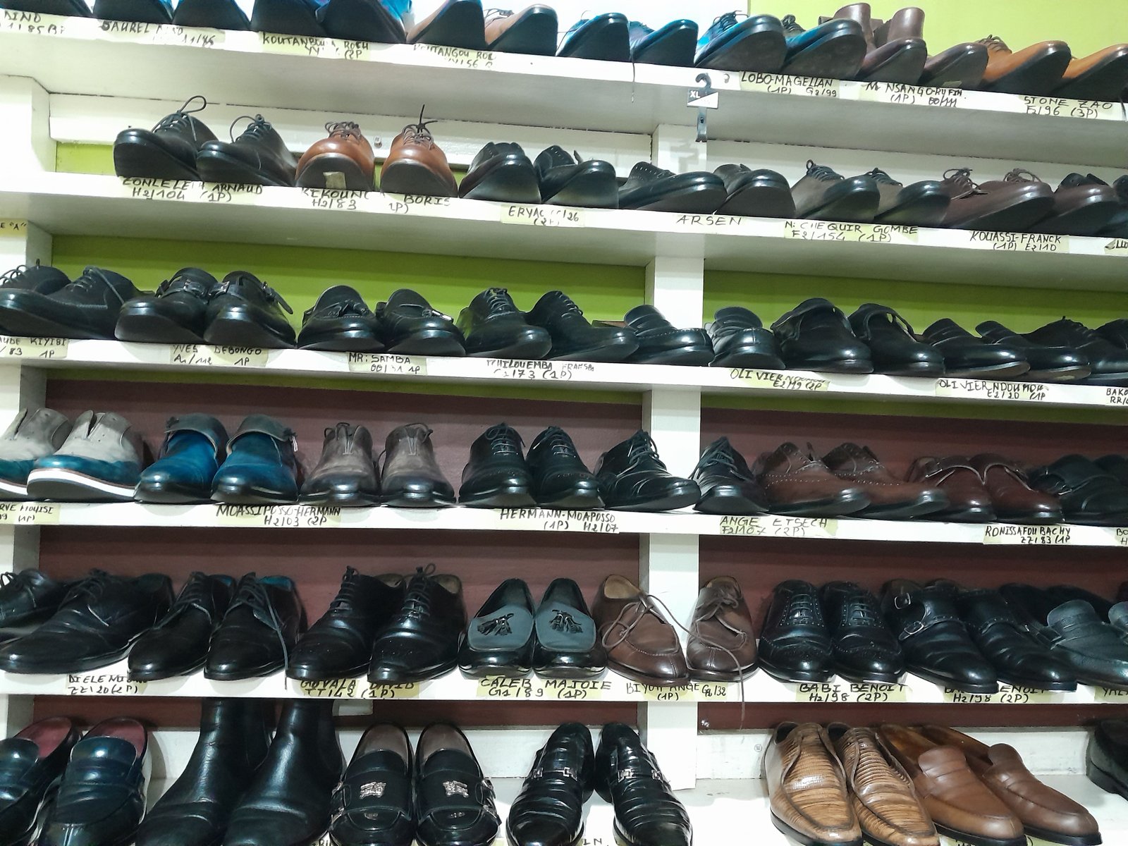 étagères de chaussures pour homme sur des étagères photo gratuite - Regale mit Herrenschuhen auf Regalen, kostenloses Foto