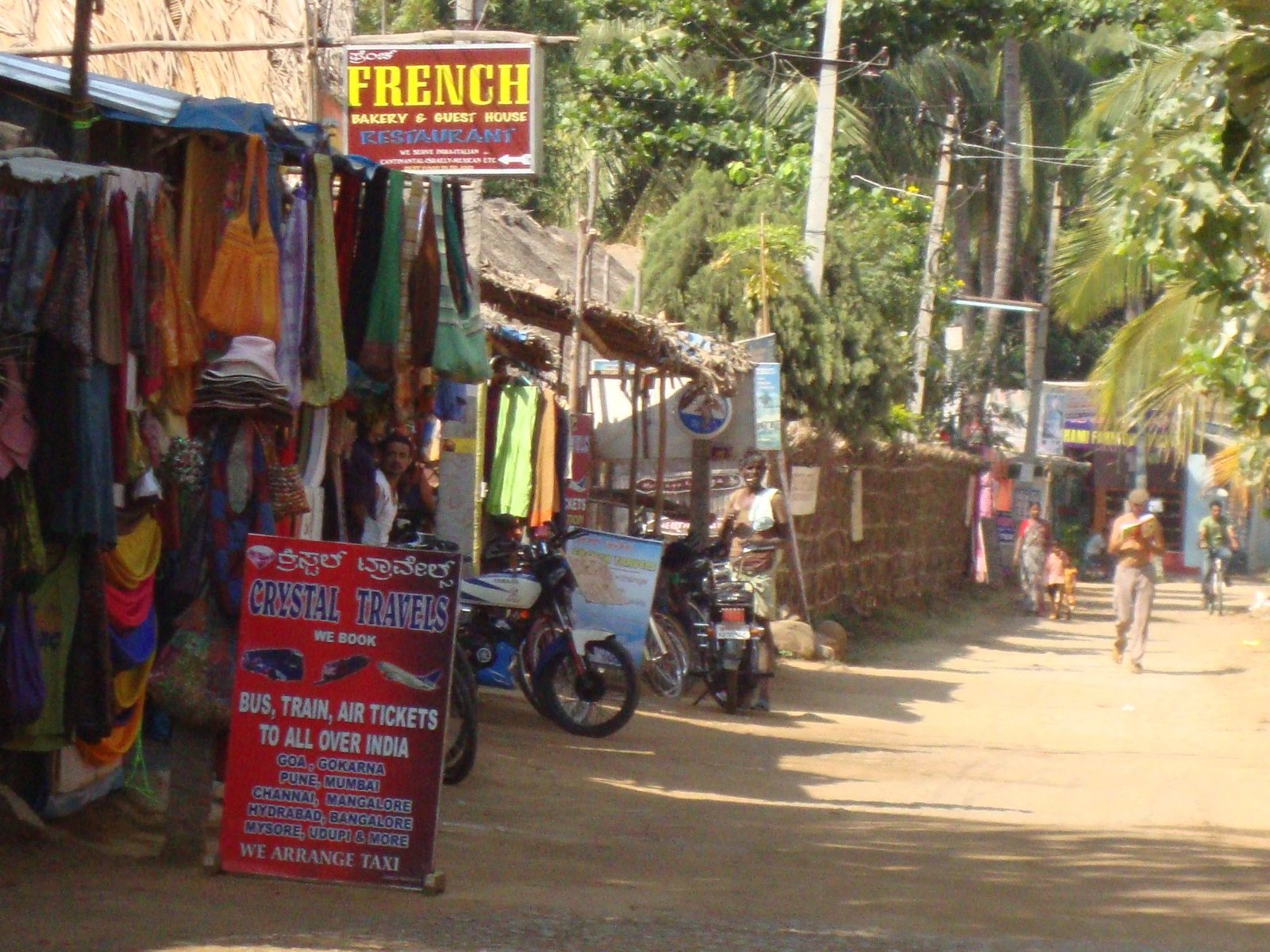 Une scène de rue en Inde, des motos garées devant un établissement, photo gratuite