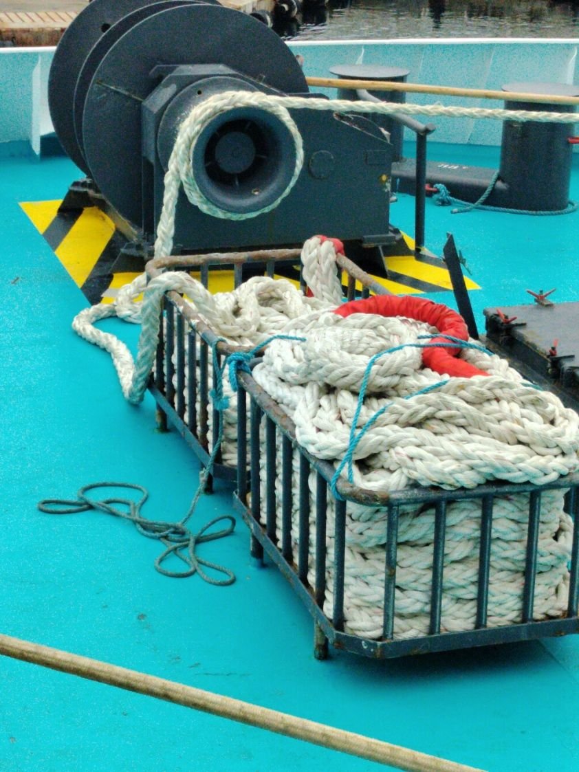 Port de bobines de cordes sur le pont du bateau photo gratuite