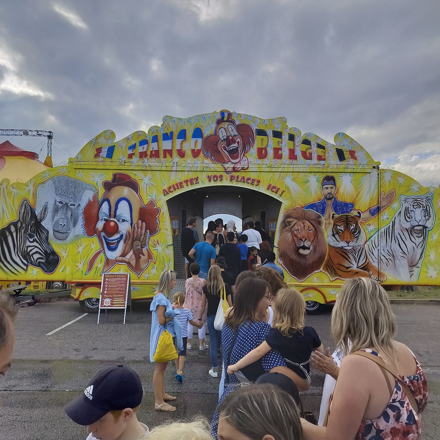File d'attente pour entrer au cirque