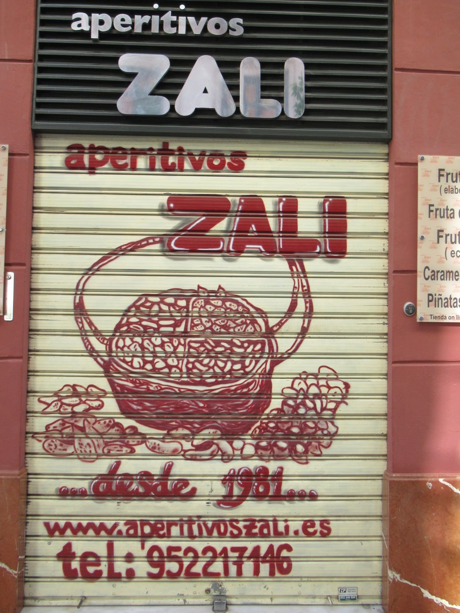 La devanture d'un magasin Aperitivos Zali à Malaga, photo gratuite