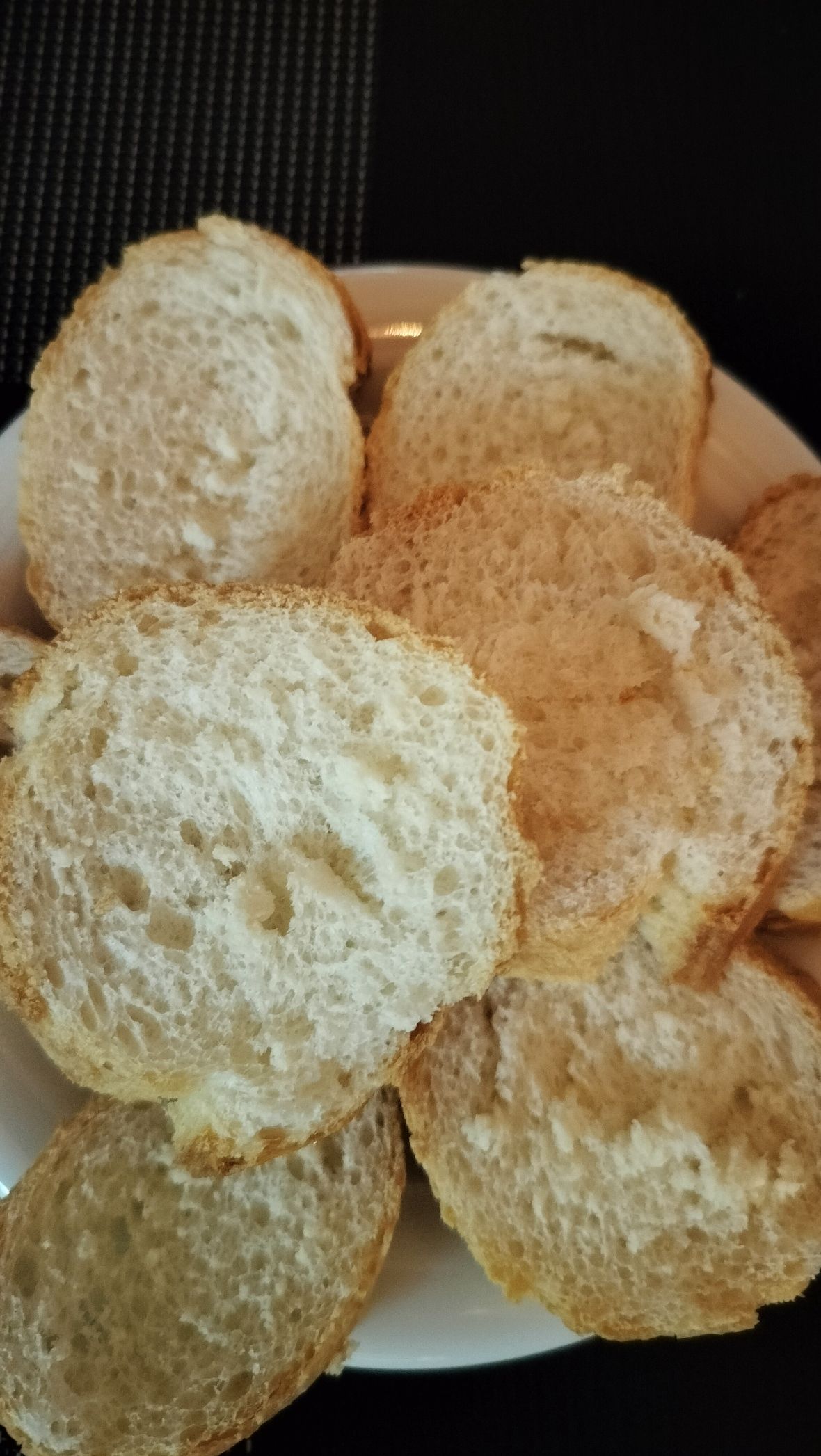 tranches de pains sur un plat