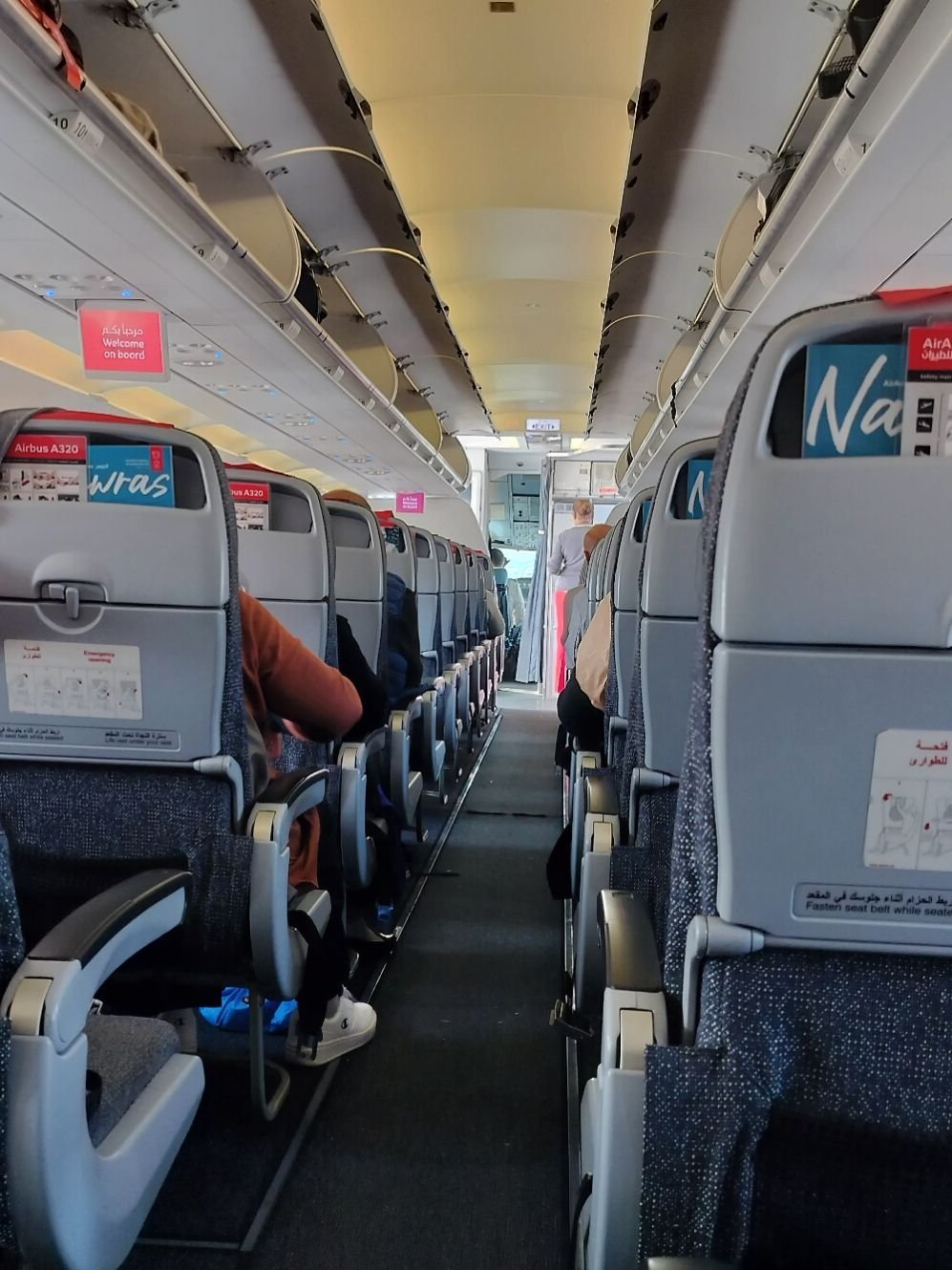 Allée étroite à l'intérieur d'un avion photo gratuite