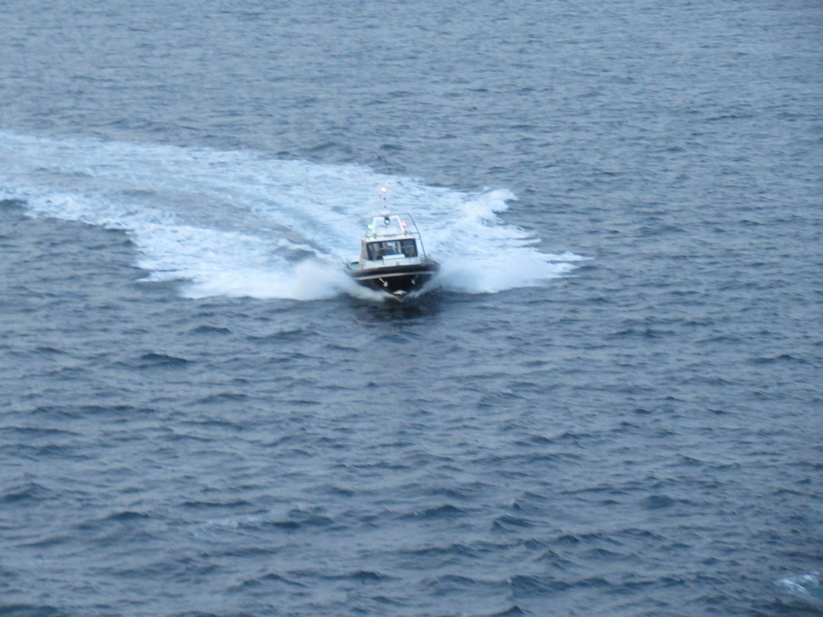 Petit bateau a grande vitesse sur la mer photo gratuite