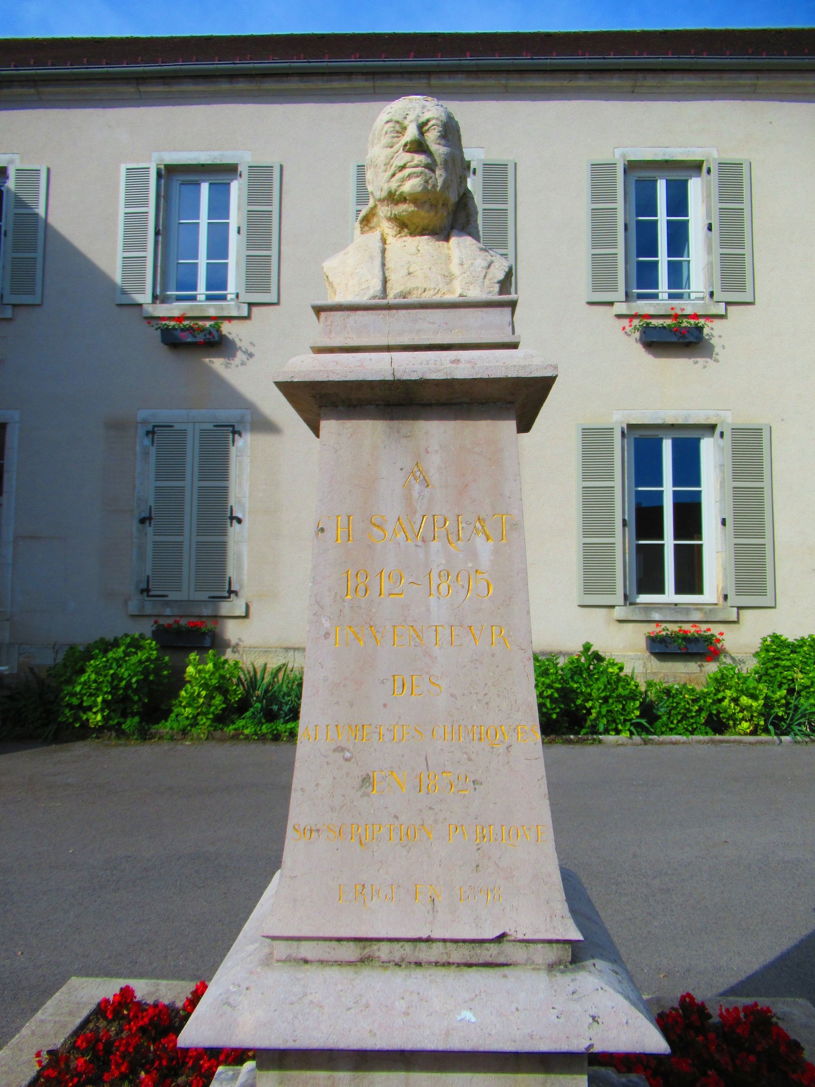 Monument à la mémoire de H. Savriat, l'inventeur des allumettes chimiques, photo gratuite