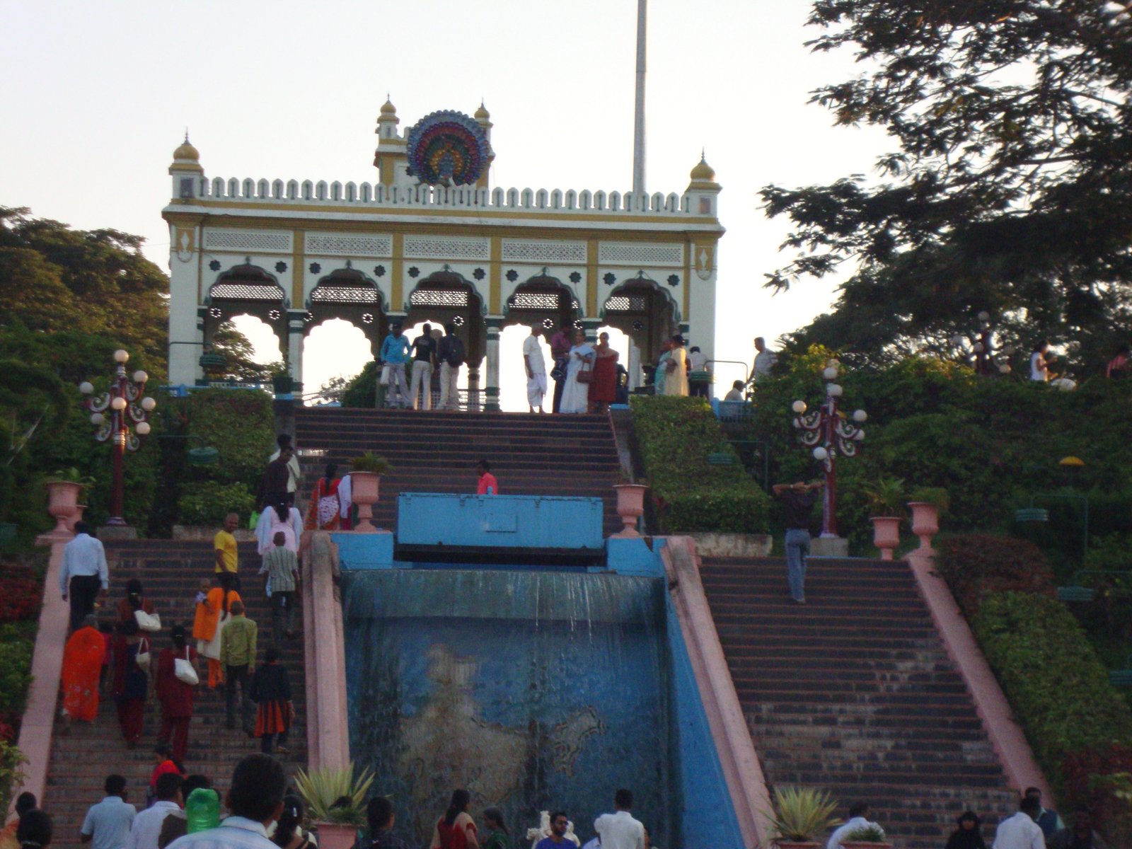 Jardins de Brindavan, des personnes montant des escaliers, photo gratuite